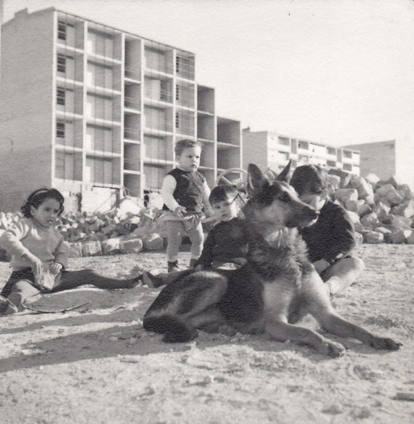 Niños jugando en el Poblado Dirigido de Fuencarral