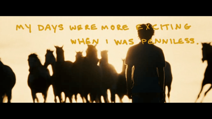 Cita de Into the wild con el protagonistaa y al fondo unos caballos