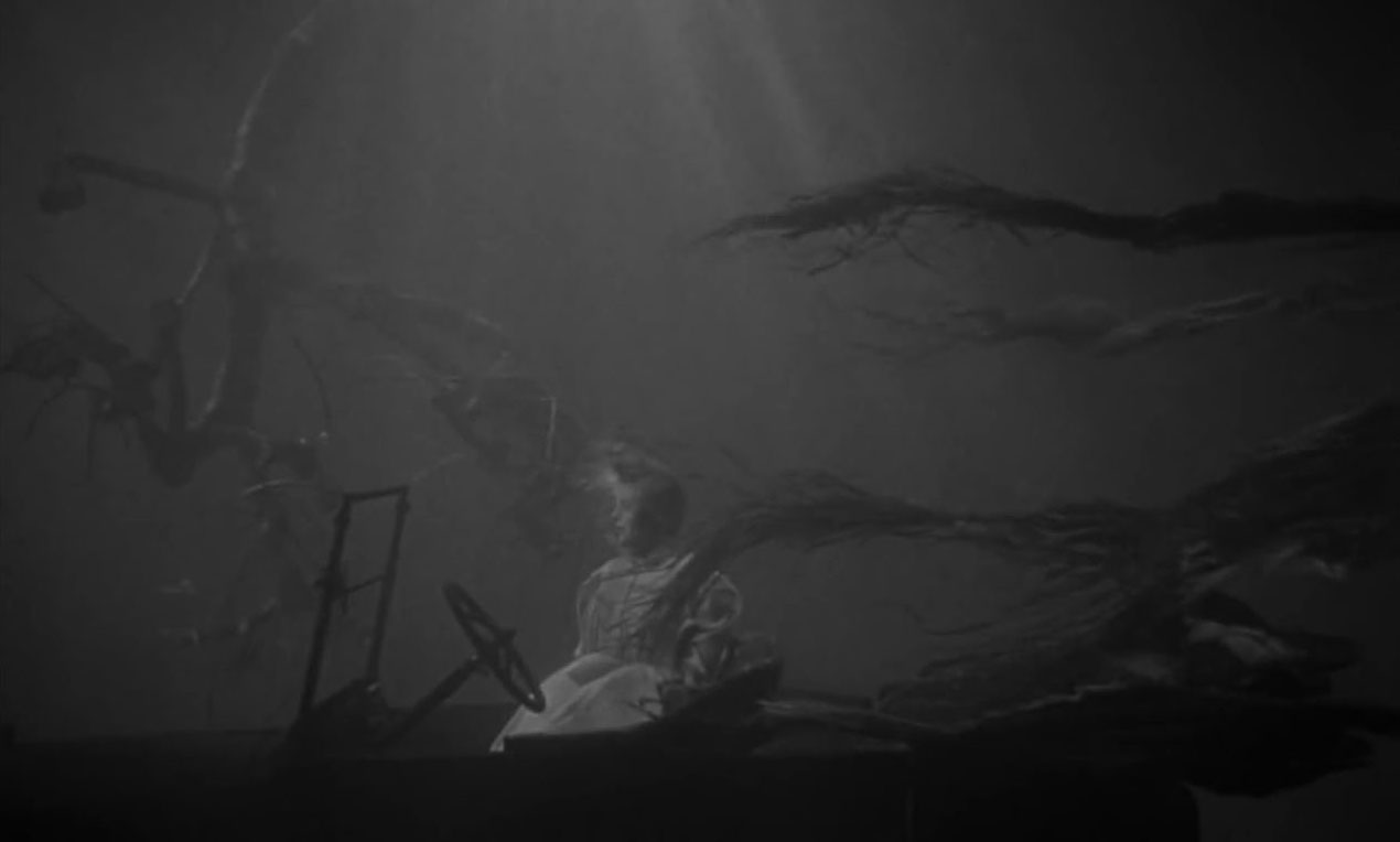 Secuencia de mujer ahogada en el lago de la película "La noche del cazador"