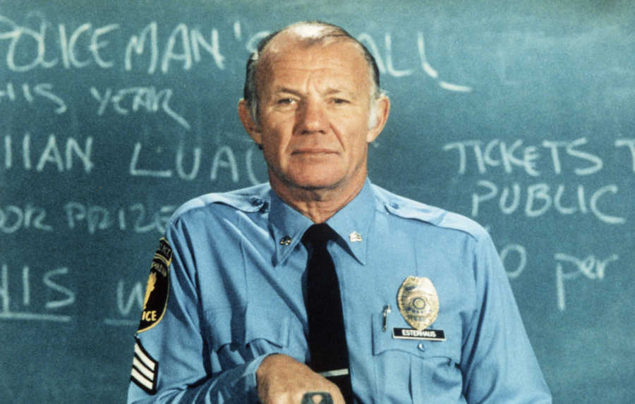 Michael Conrad caracterizado como el sargento Esterhaus en "Hill street blues".