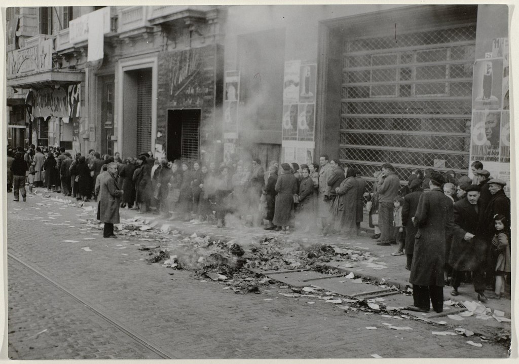 Cola de racionamiento en Barcelona (1939)