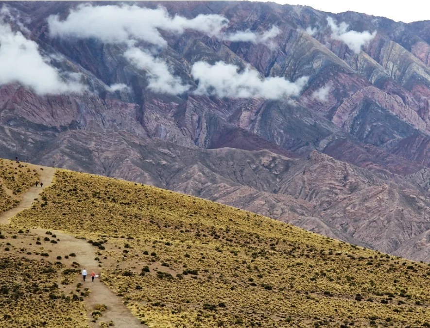 Cerro de los 14 Colores y caminantes