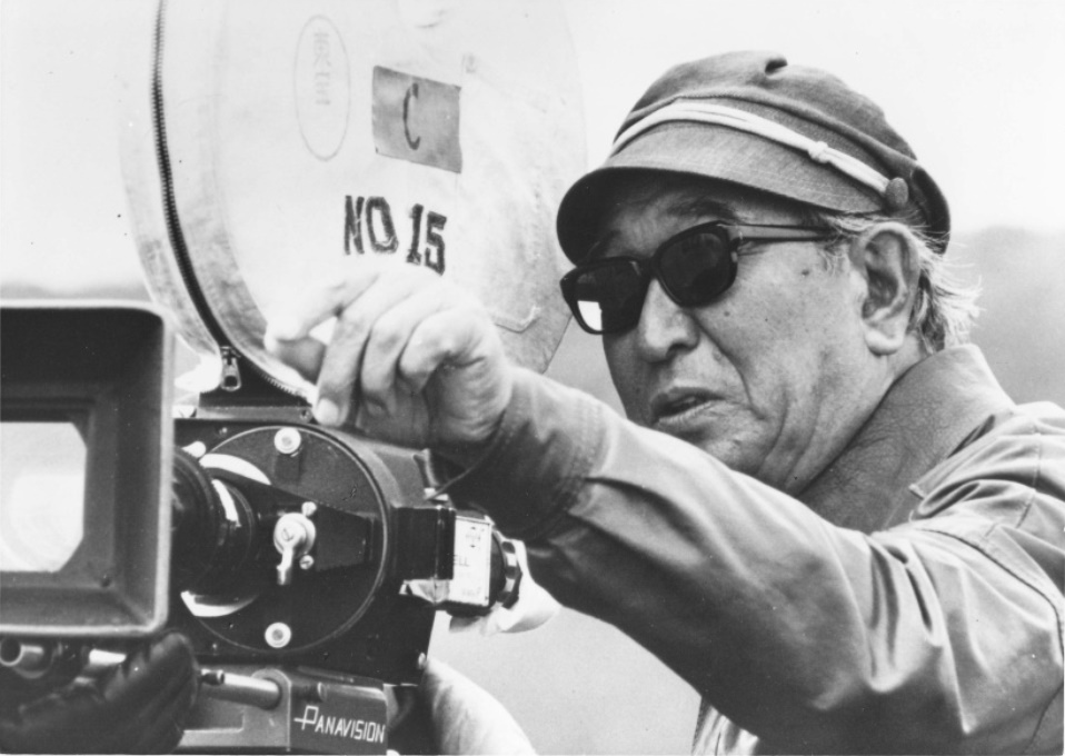 Foto de Akira Kurosawa dando una indicación junto a una cámara durante un rodaje