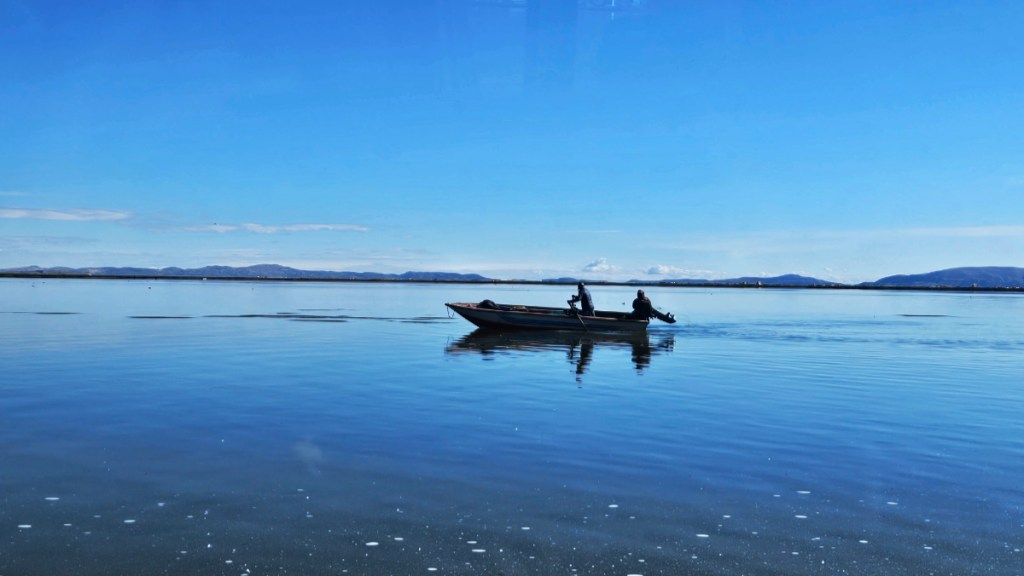 Una lancha navegando en el lago Titicaca